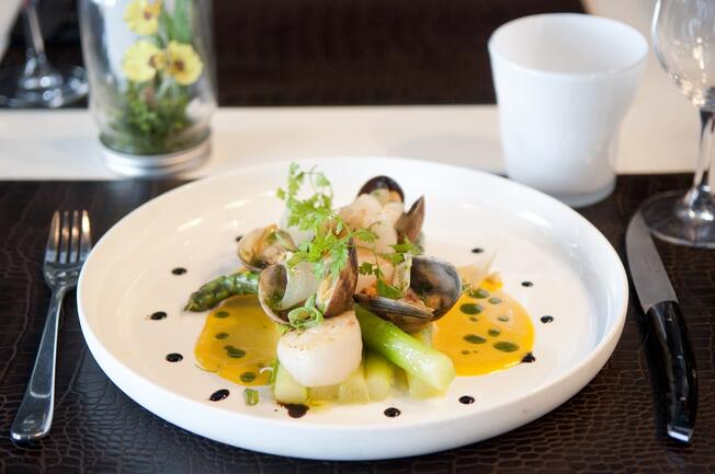 Aspargus seafood dish